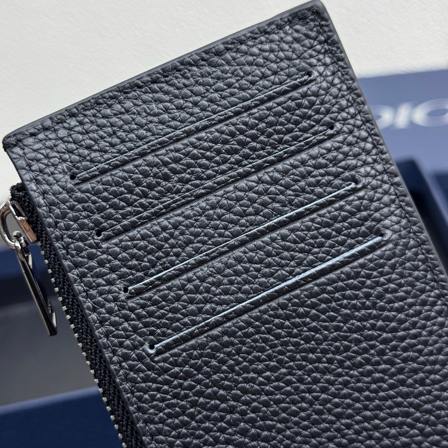 Zipper card holder made of black embossed printing on grained cowhide, 4 card slots. - Image 6