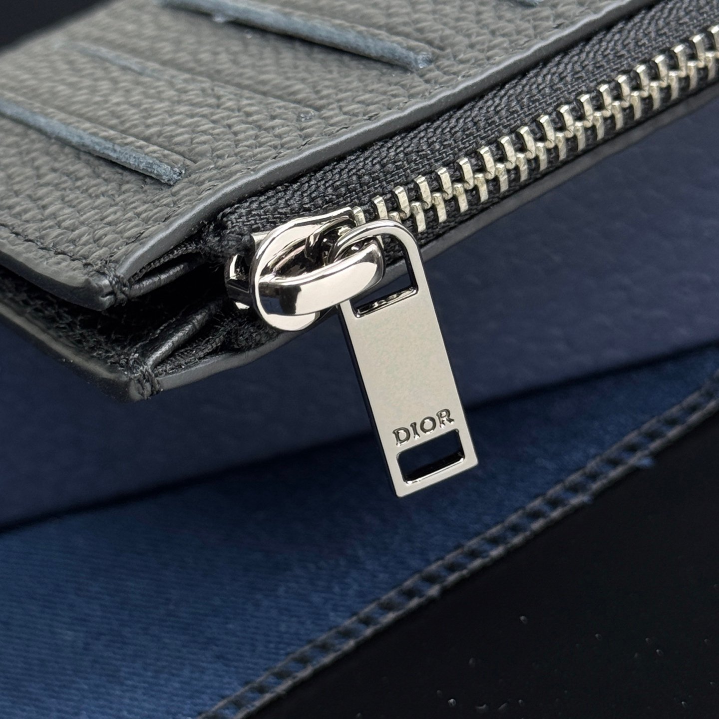 Zipper card holder made of black embossed printing on grained cowhide, 4 card slots. - Image 4