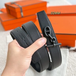 32 mm High quality materials and classic design , Black reversible men’s belt.