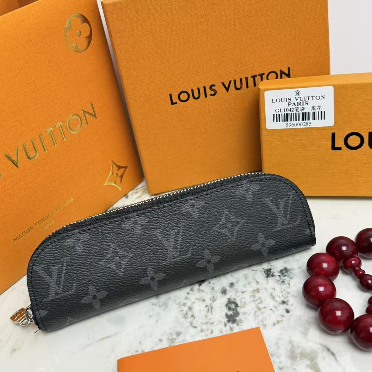 Black ELIZABETH pencil bag , Iconic design and elegant appearance made of genuine leather. - Image 9