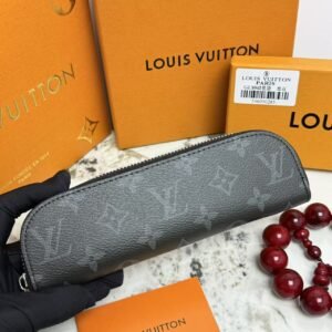 Black ELIZABETH pencil bag , Iconic design and elegant appearance made of genuine leather.