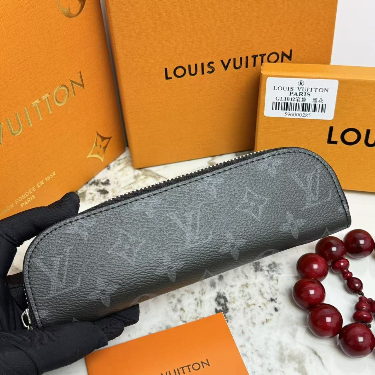 Black ELIZABETH pencil bag , Iconic design and elegant appearance made of genuine leather.