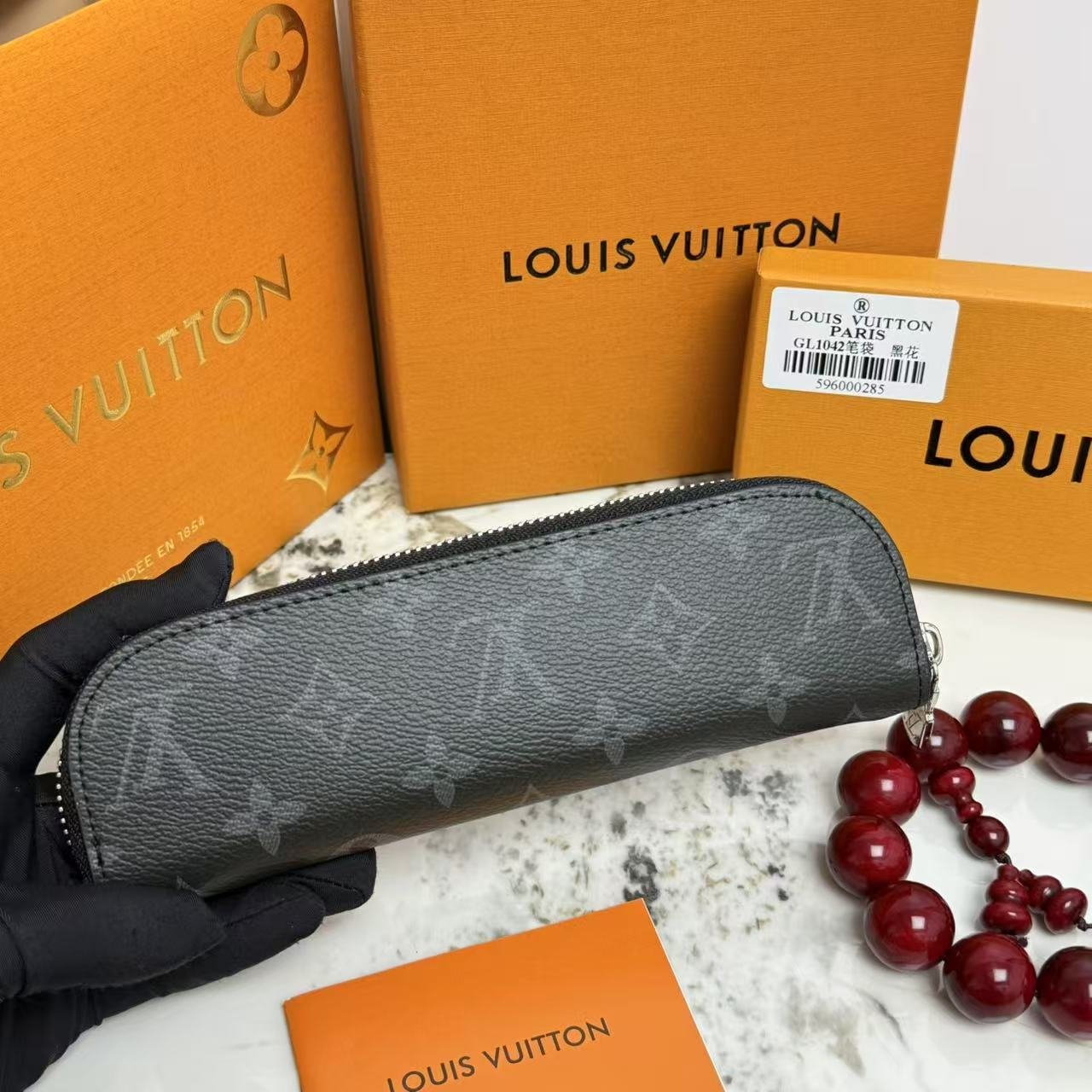 Black ELIZABETH pencil bag , Iconic design and elegant appearance made of genuine leather. - Image 8