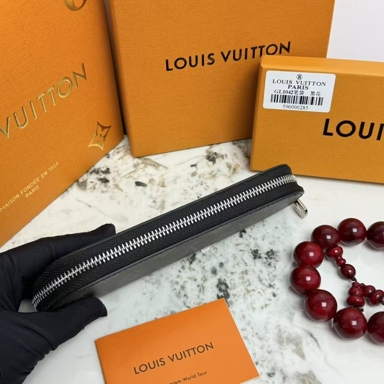 Black ELIZABETH pencil bag , Iconic design and elegant appearance made of genuine leather. - Image 2