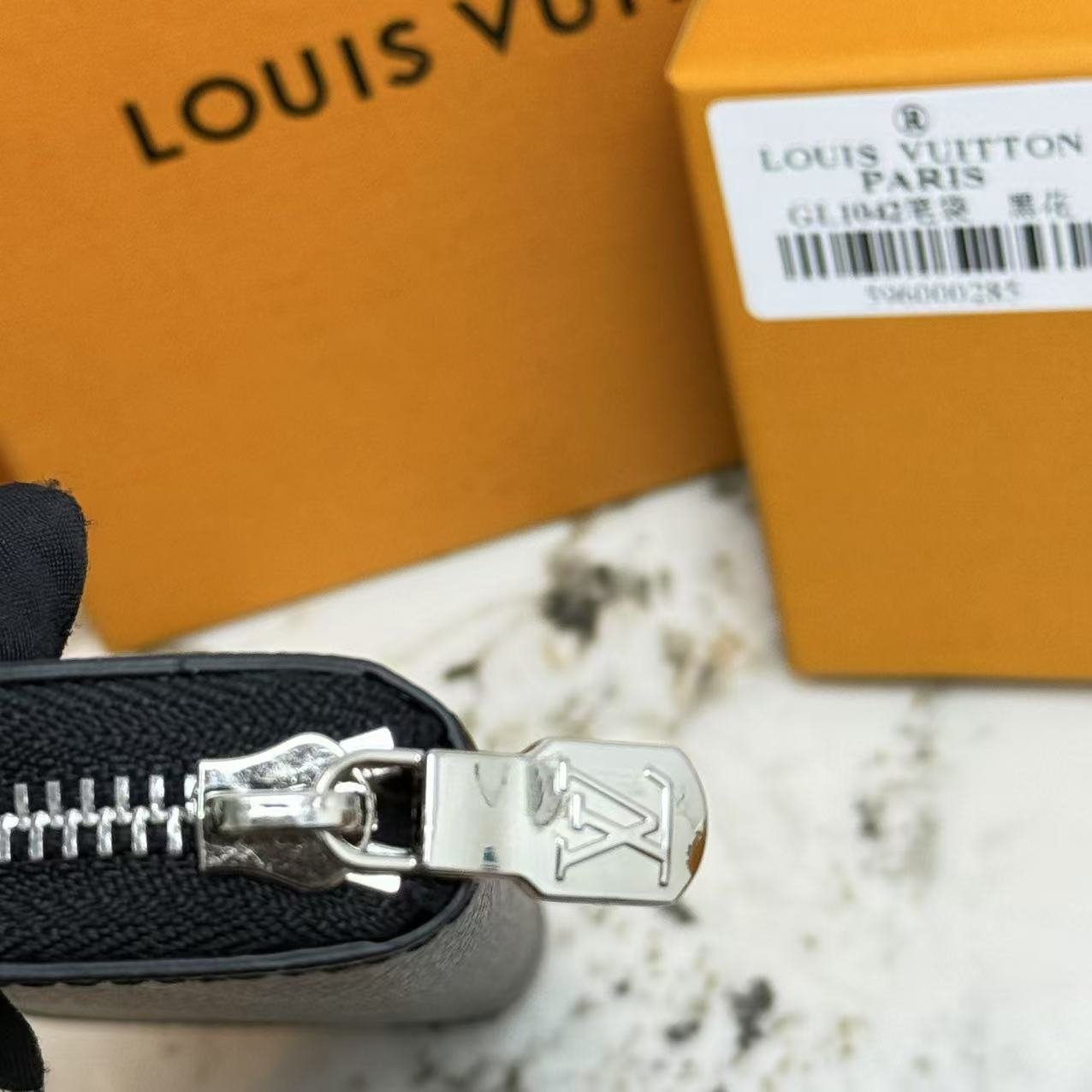 Black ELIZABETH pencil bag , Iconic design and elegant appearance made of genuine leather. - Image 4