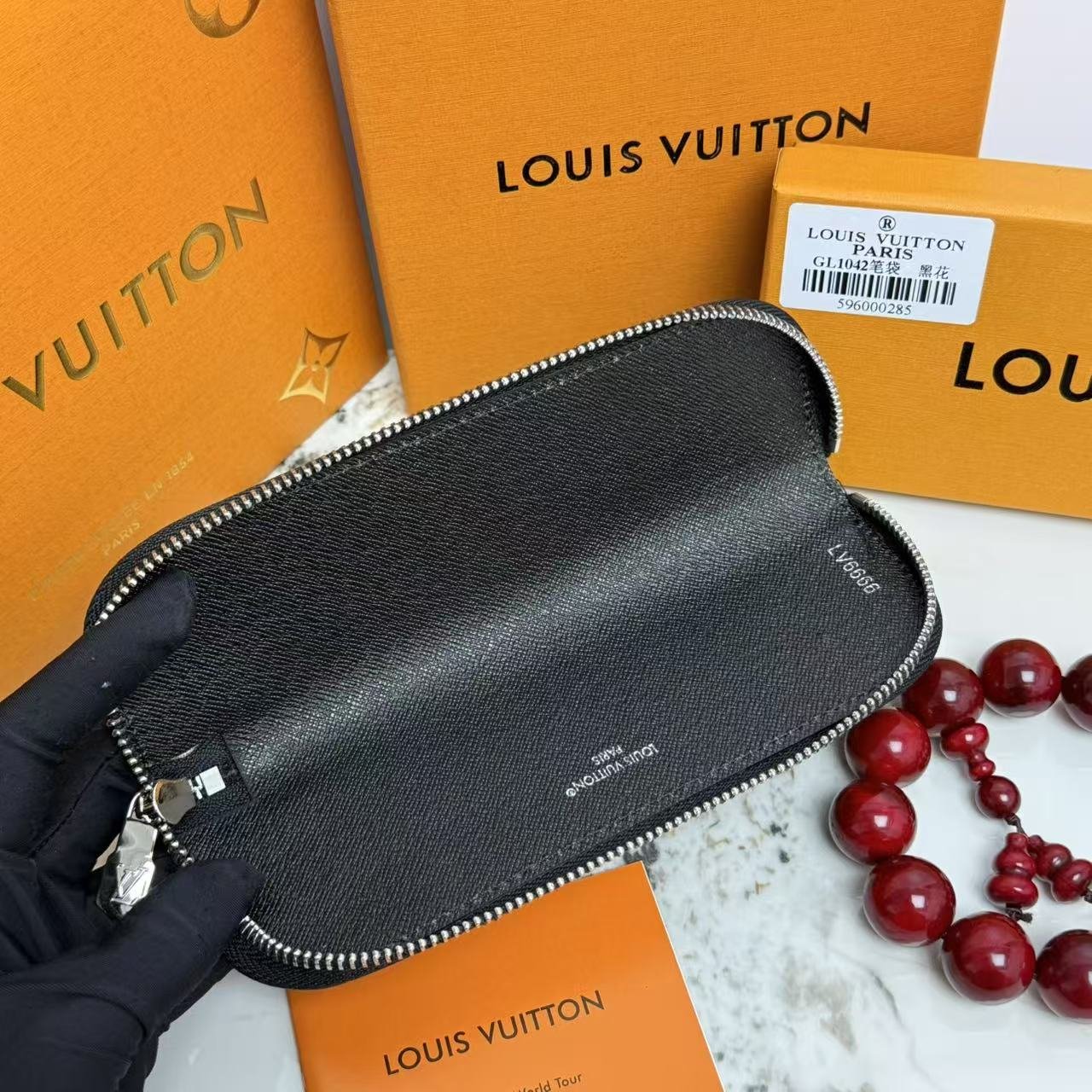 Black ELIZABETH pencil bag , Iconic design and elegant appearance made of genuine leather. - Image 6