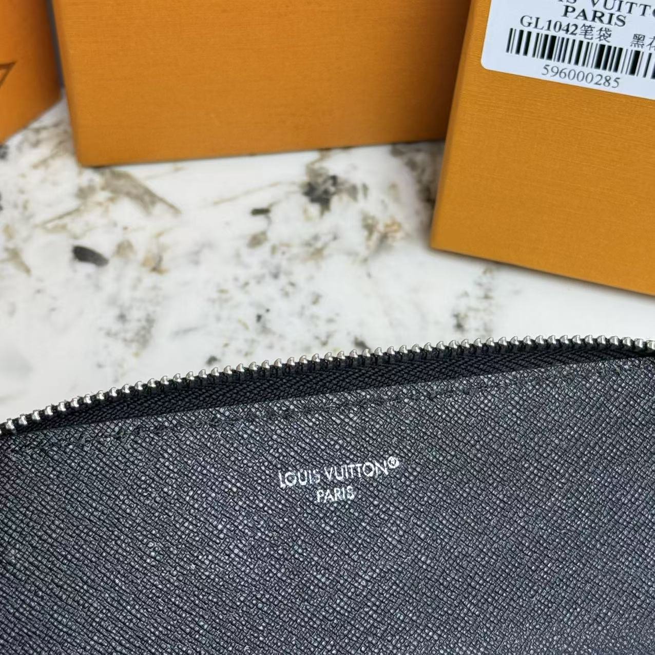 Black ELIZABETH pencil bag , Iconic design and elegant appearance made of genuine leather. - Image 5