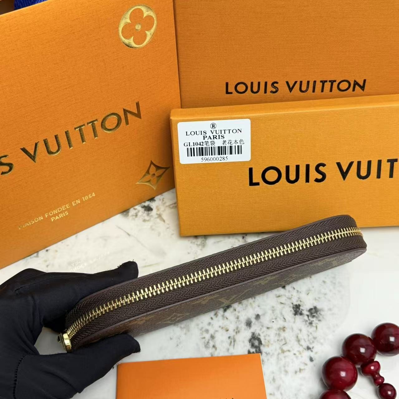 Brown ELIZABETH pencil bag , Iconic design and elegant appearance made of genuine leather. - Image 4