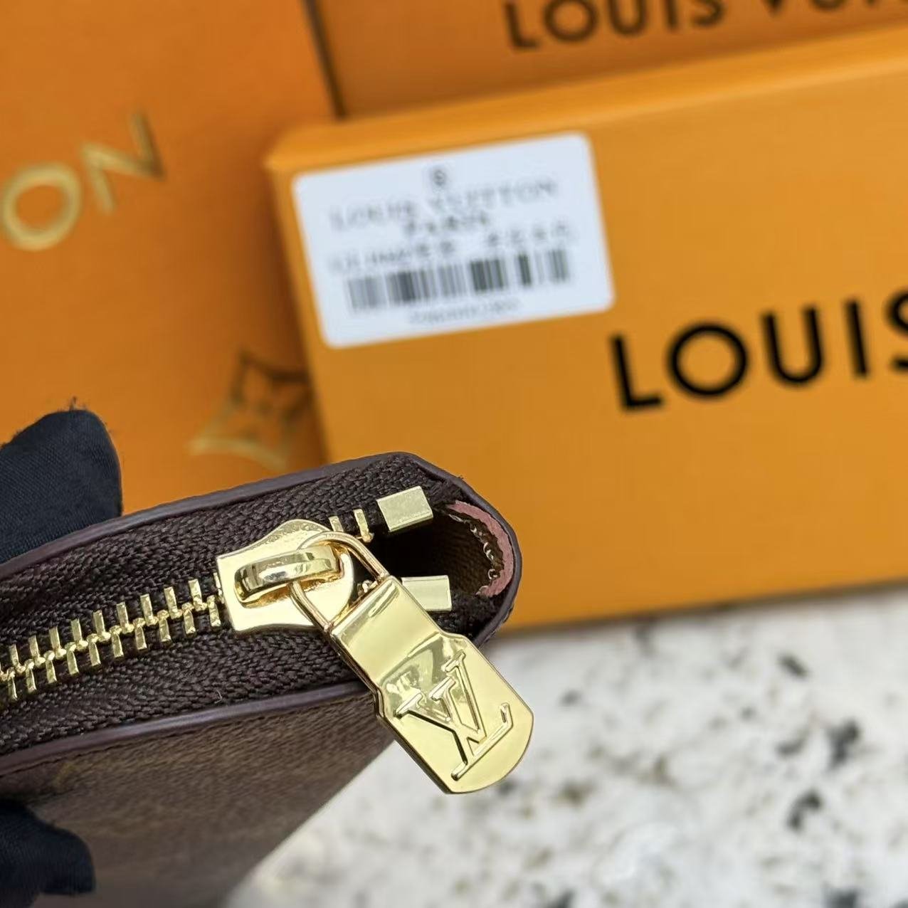 Brown ELIZABETH pencil bag , Iconic design and elegant appearance made of genuine leather. - Image 6