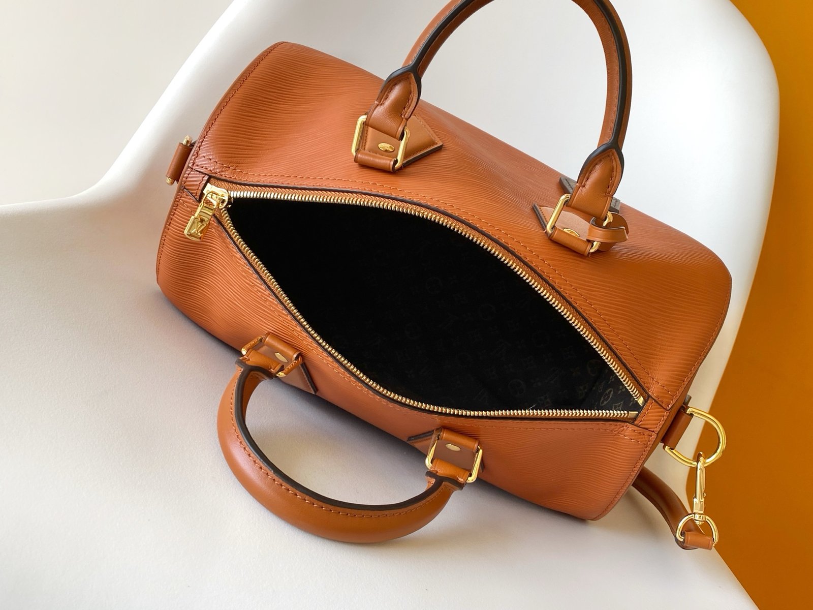 Tan brown Speedy 30 Basic and elegant travel bag made of cowhide leather. - Image 2