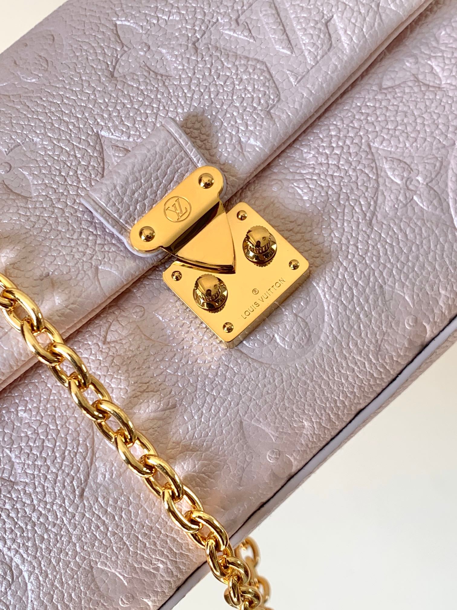 Nano Madeleine Supple grained cowhide leather, S-lock closure and a removable chain. - Image 6