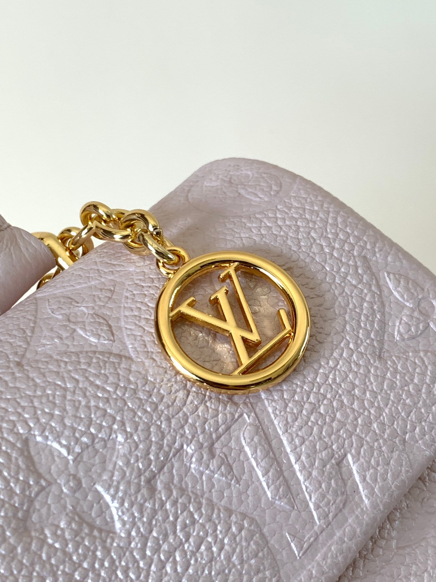 Nano Madeleine Supple grained cowhide leather, S-lock closure and a removable chain. - Image 5