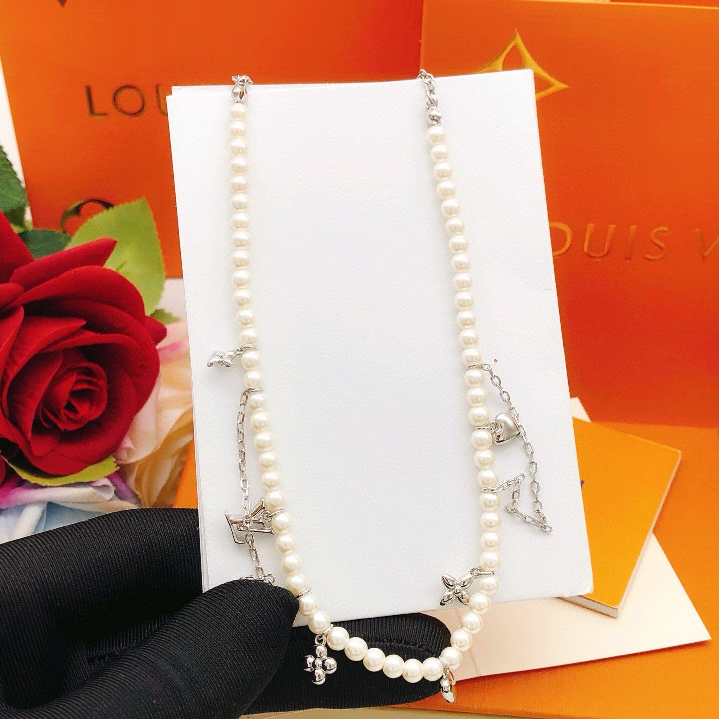 Blooming Pearls Necklace Silver toned metal, glass pearls and polyster. - Image 4