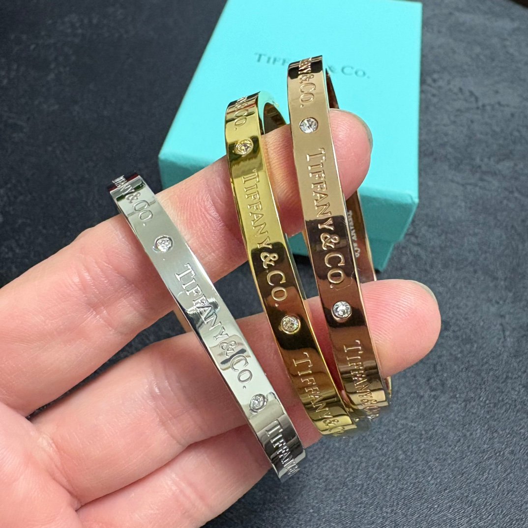 14K Seiko colour preservation brand logo engraved and diamonds inlaid Bangle. - Image 3