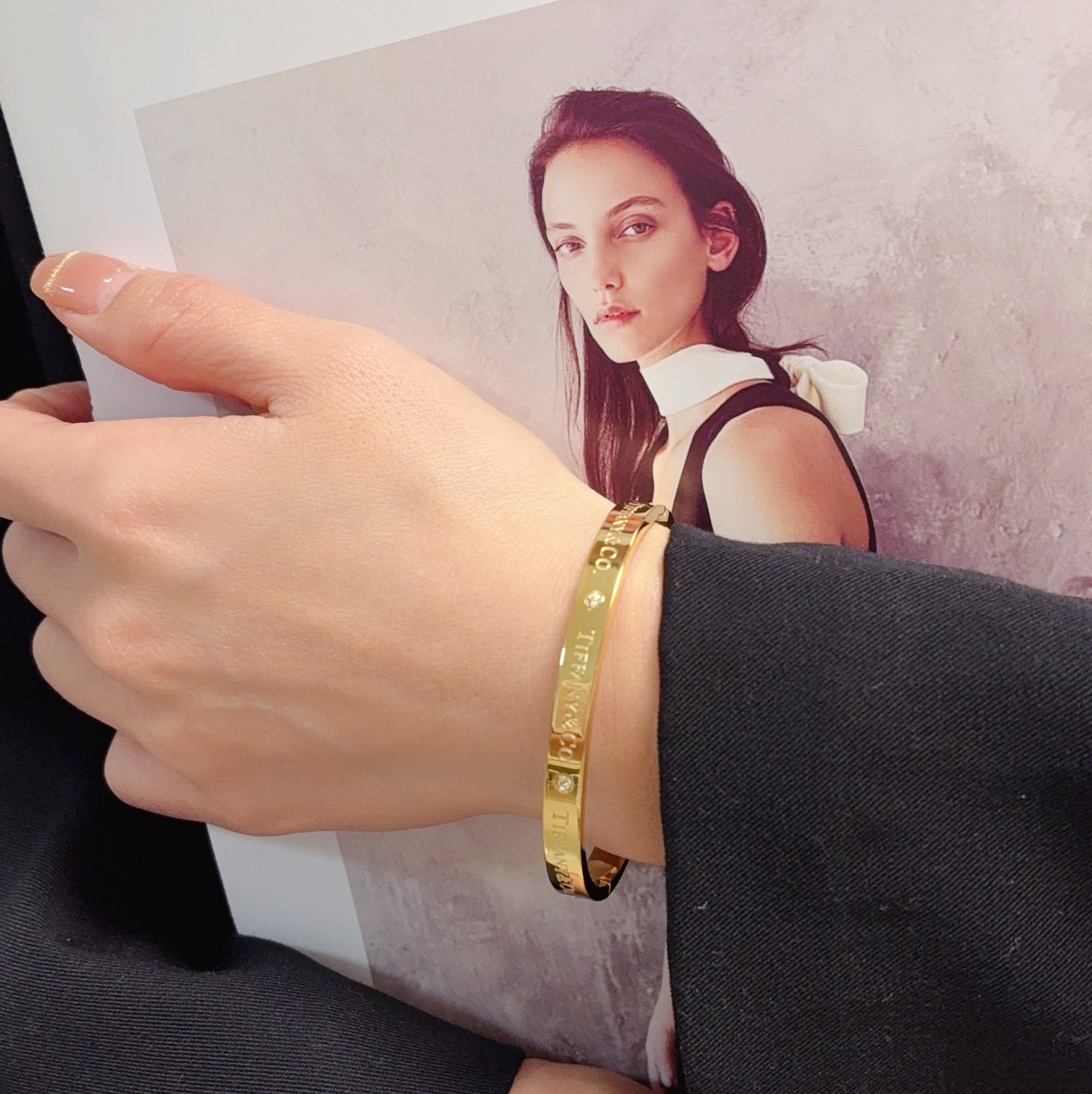 14K Seiko colour preservation brand logo engraved and diamonds inlaid Bangle. - Image 7