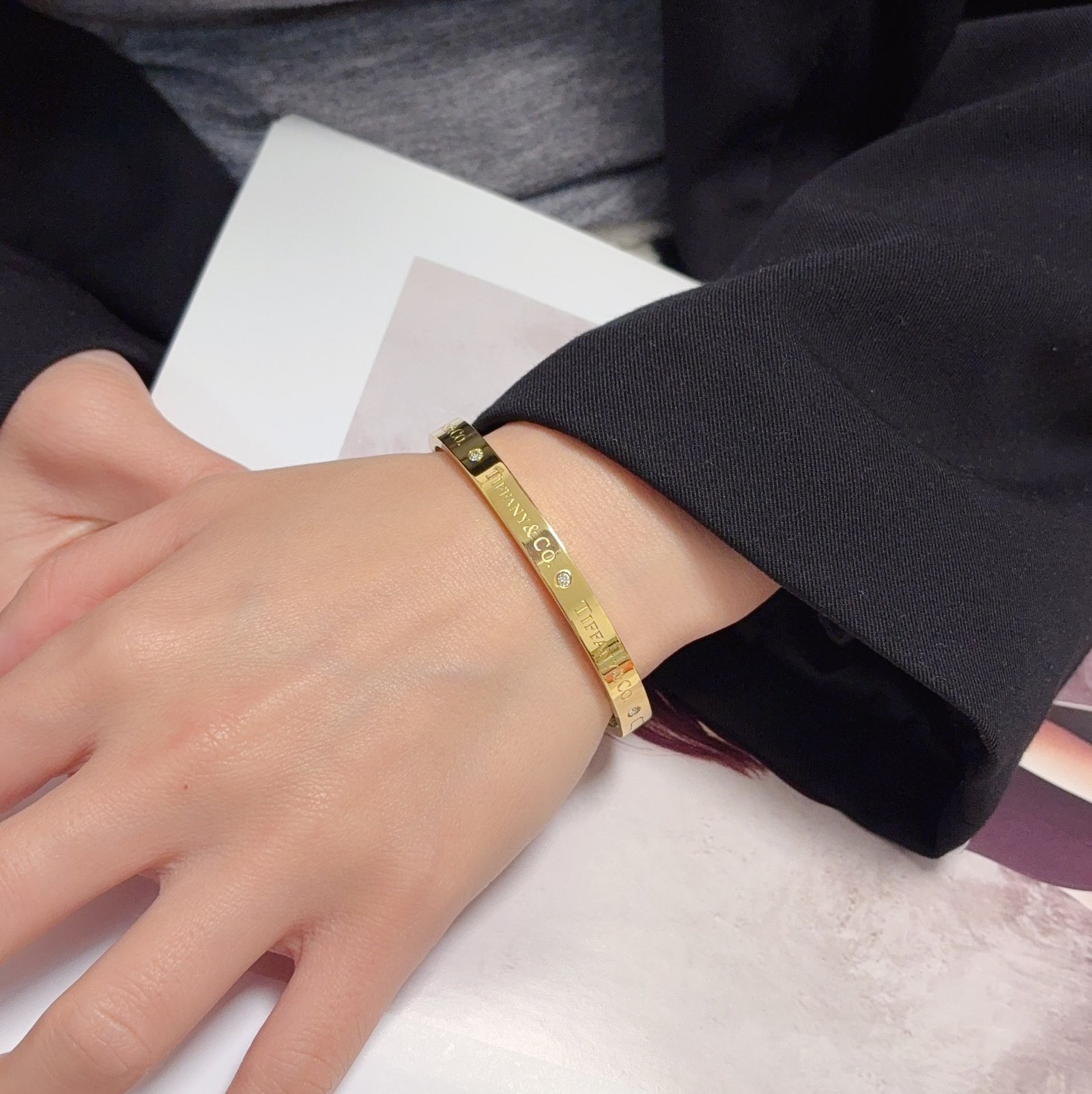 14K Seiko colour preservation brand logo engraved and diamonds inlaid Bangle. - Image 4