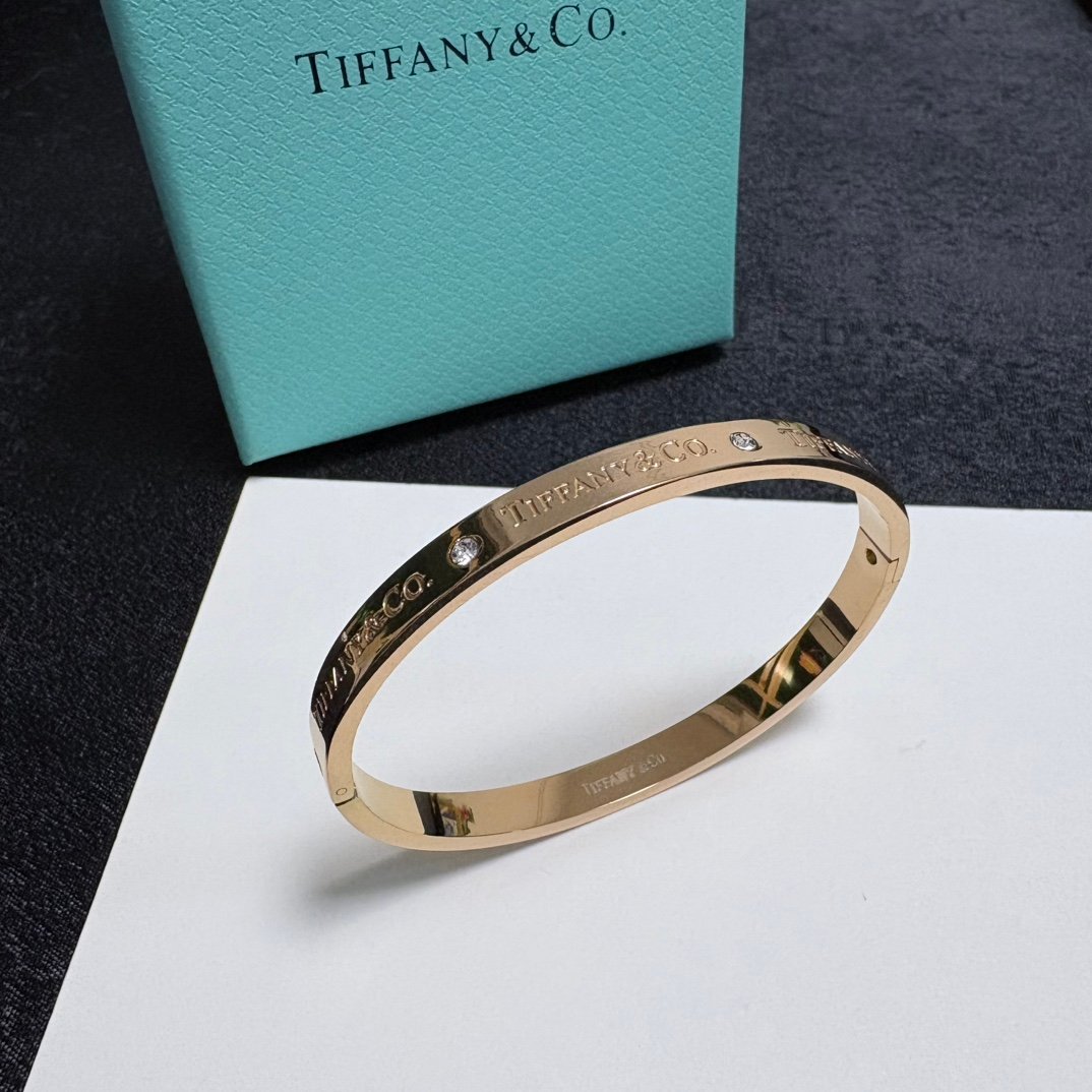 14K Seiko colour preservation brand logo engraved and diamonds inlaid Bangle. - Image 8