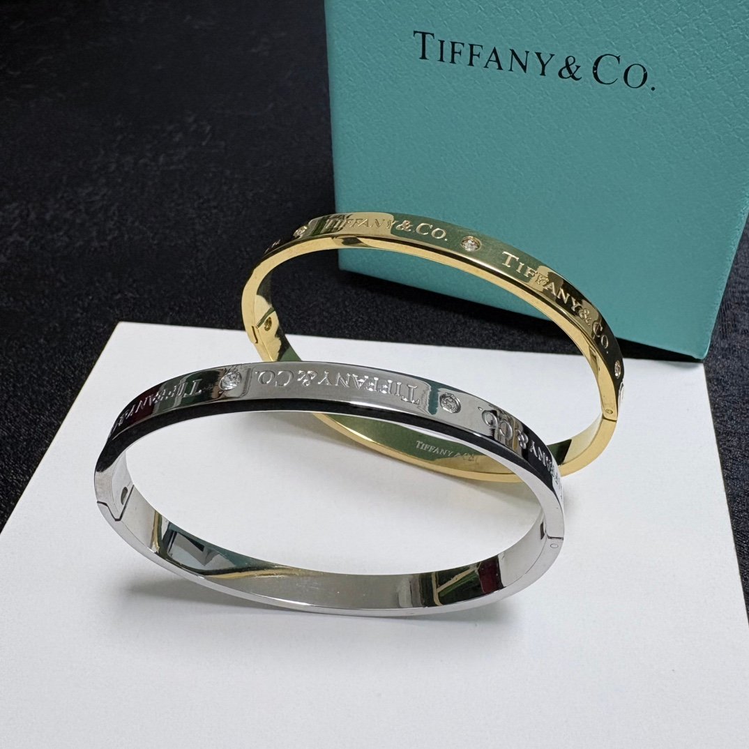 14K Seiko colour preservation brand logo engraved and diamonds inlaid Bangle. - Image 9
