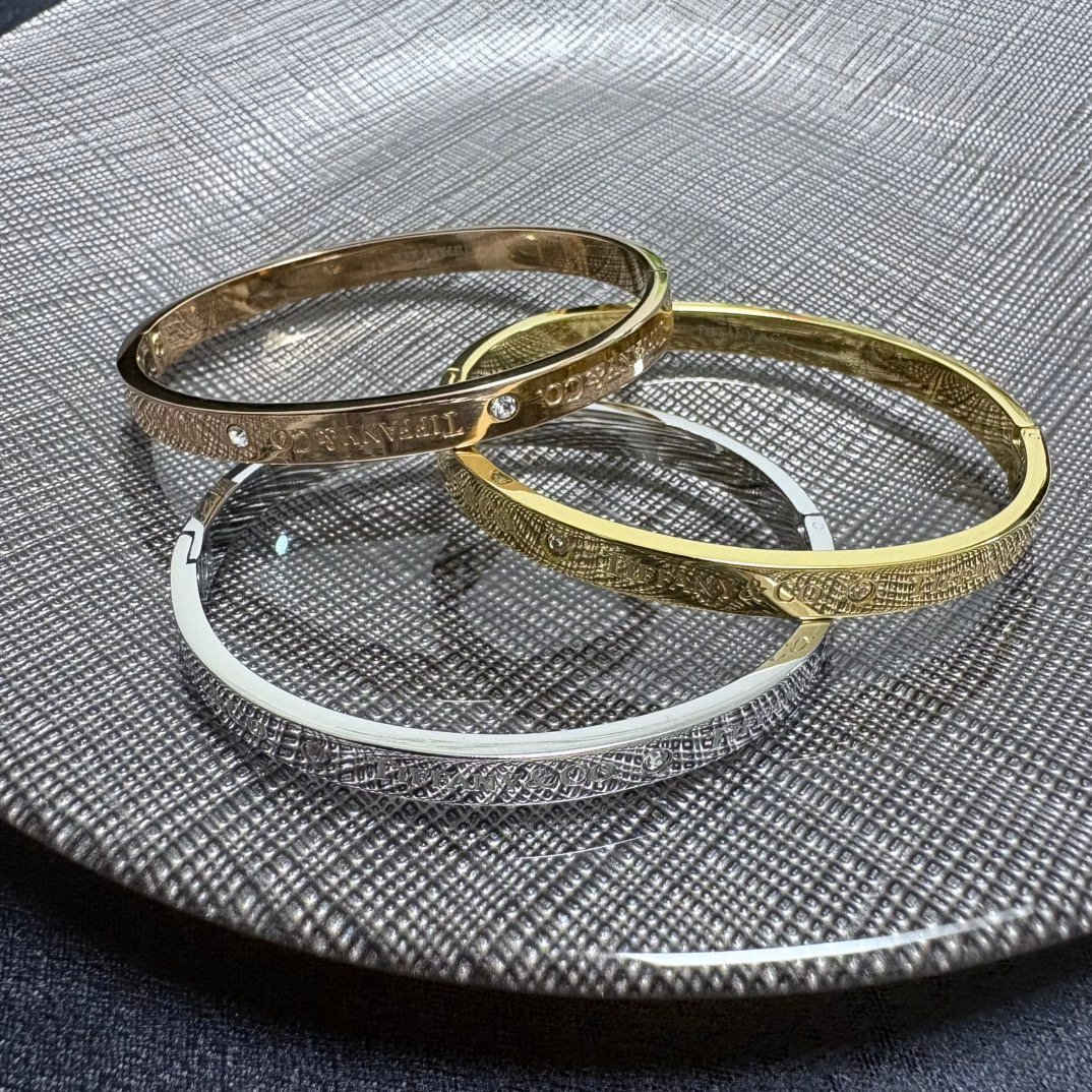 14K Seiko colour preservation brand logo engraved and diamonds inlaid Bangle. - Image 6