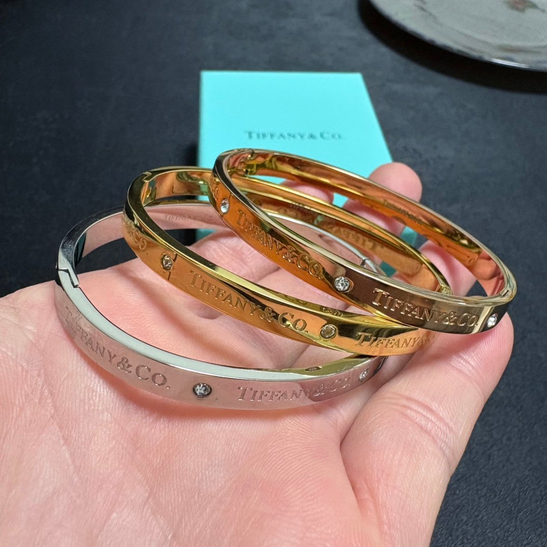 14K Seiko colour preservation brand logo engraved and diamonds inlaid Bangle. - Image 5