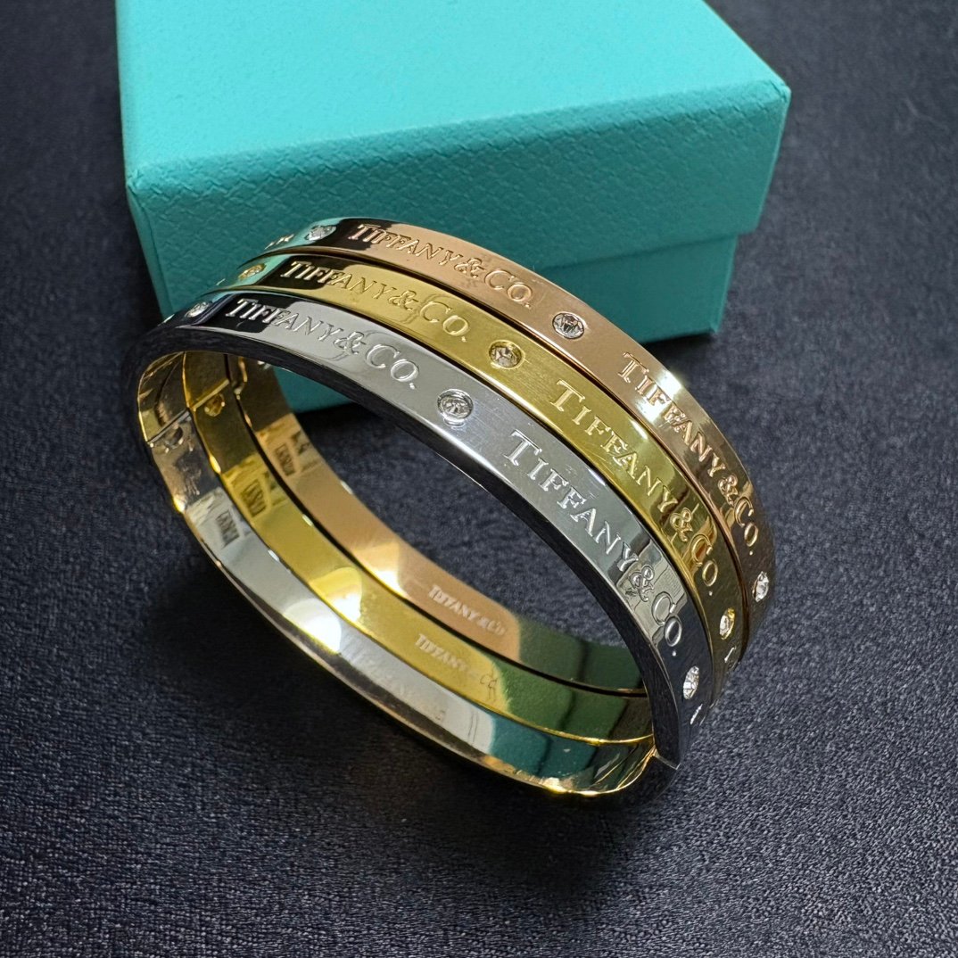 14K Seiko colour preservation brand logo engraved and diamonds inlaid Bangle.
