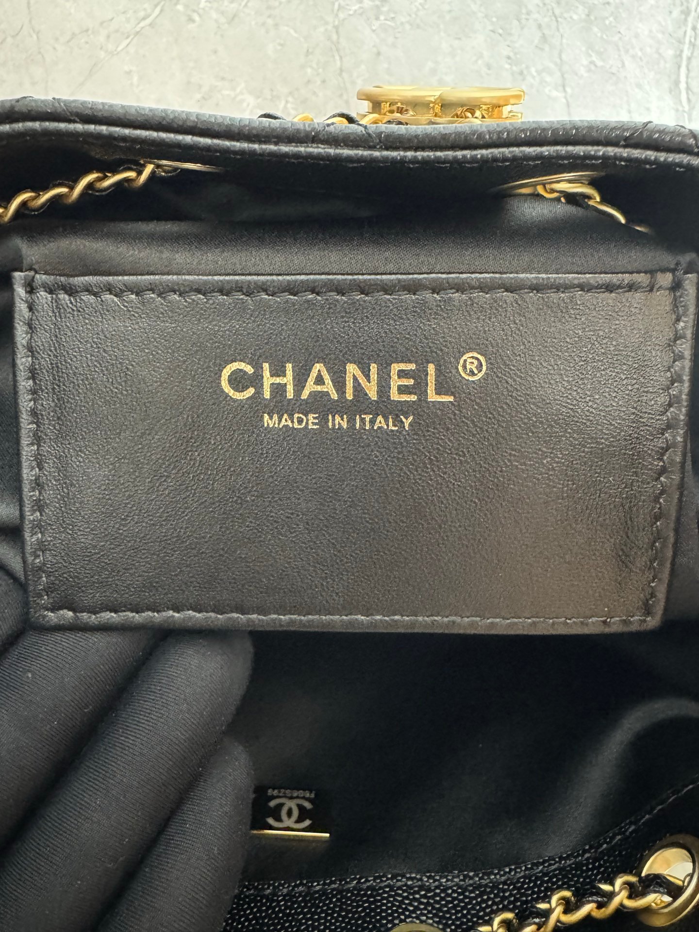 Black 25 Small Hobo Bag crafted from grained calfskin leather with gold-tone metal hardware. - Image 10