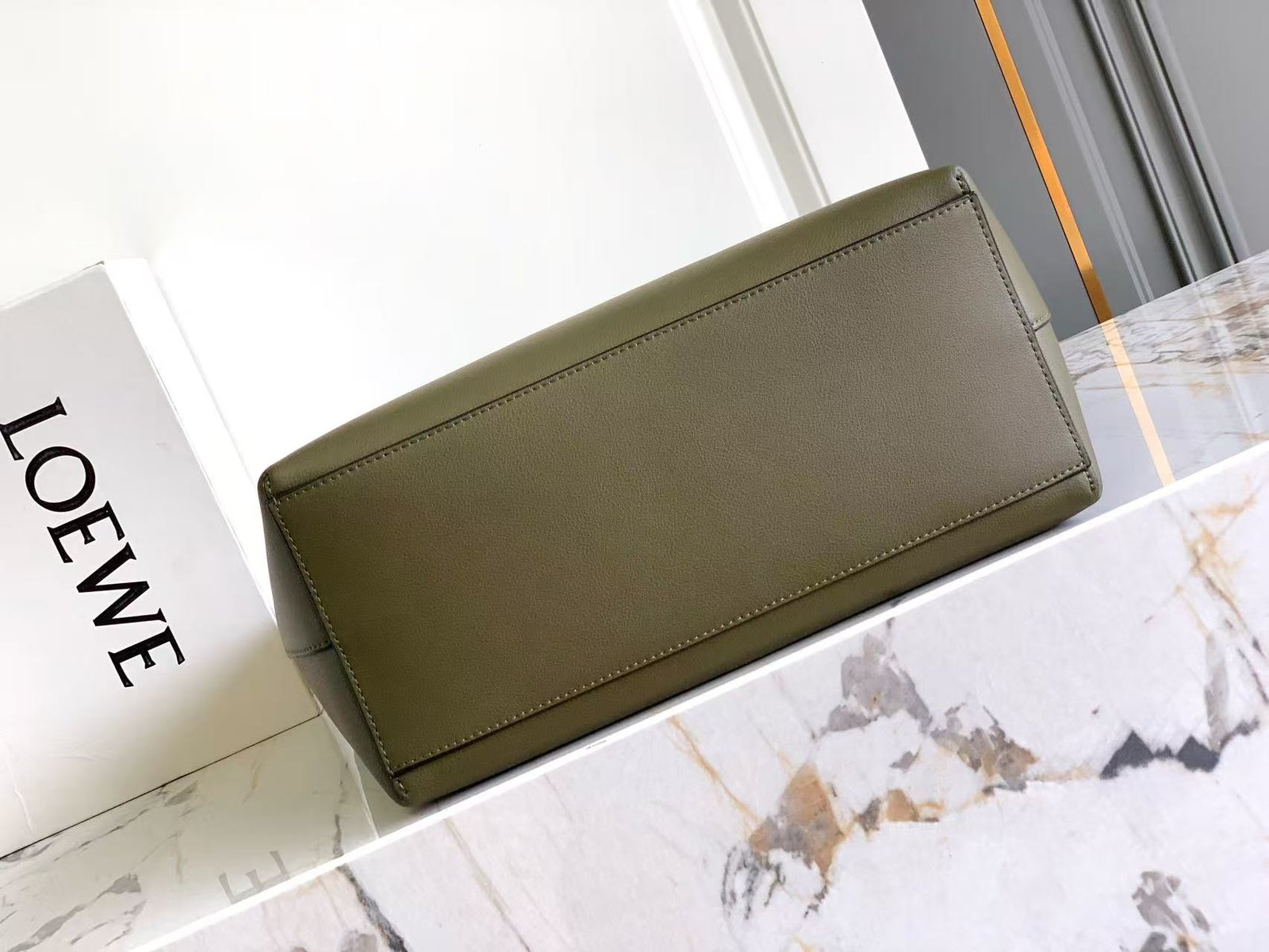 Green \ Red \ Black Anagram Tote bag in calfskin leather. - Image 5