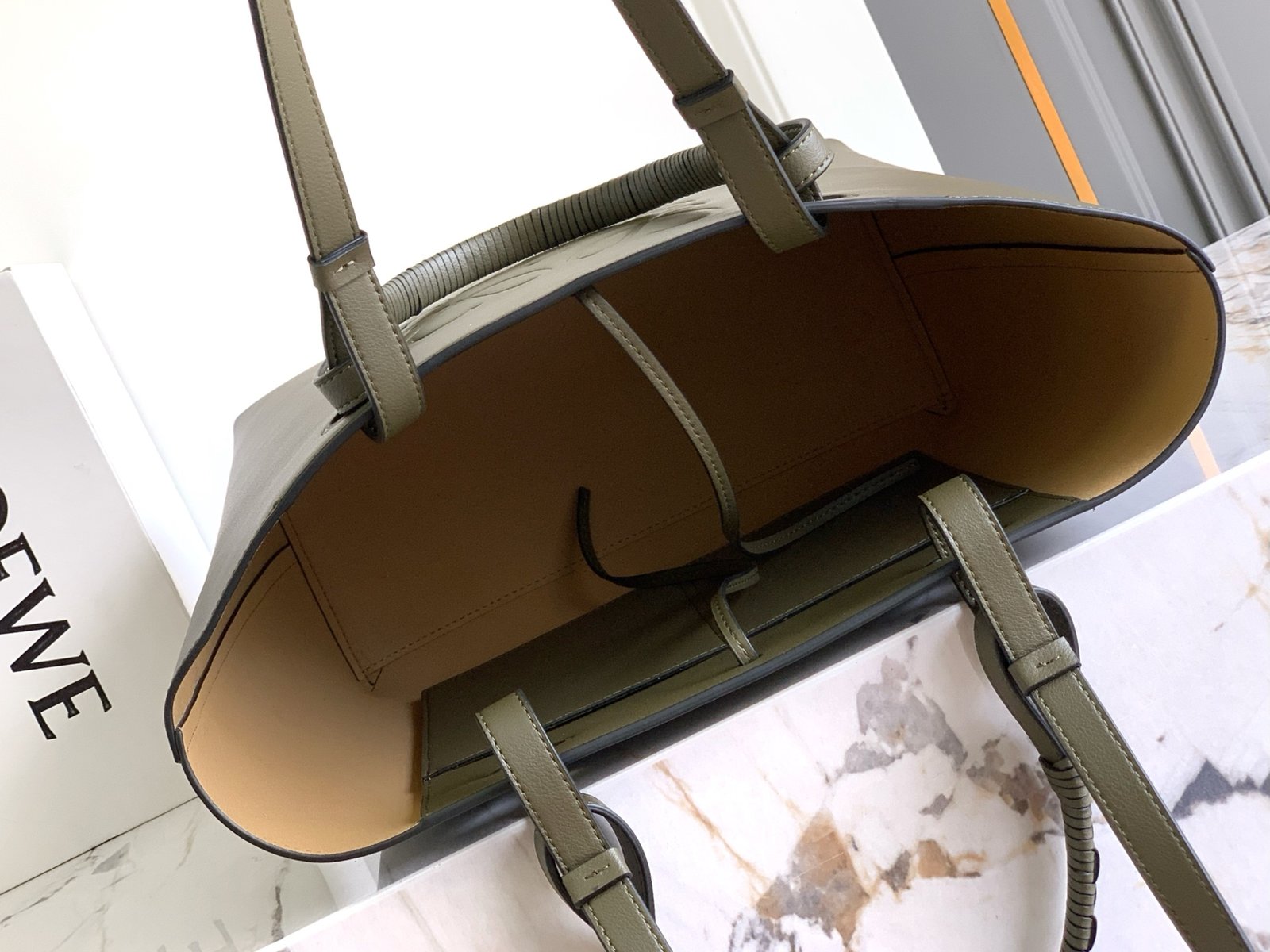 Green \ Red \ Black Anagram Tote bag in calfskin leather. - Image 8