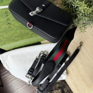 Alternative view of Black / Burgundy crossbody closure bag.