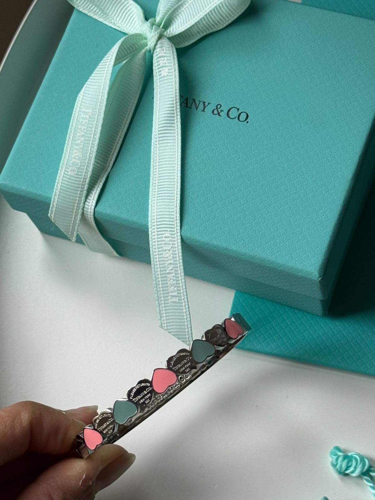 Forever love bracelet with tiffany blue and pink heart in silver bangle. - Image 4