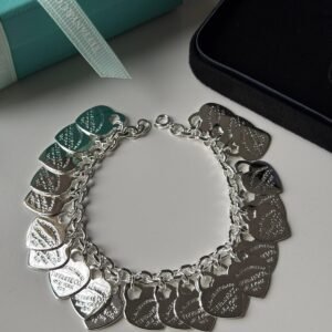 Multi-heart tag in round chain link bracelet made of 925 silver.