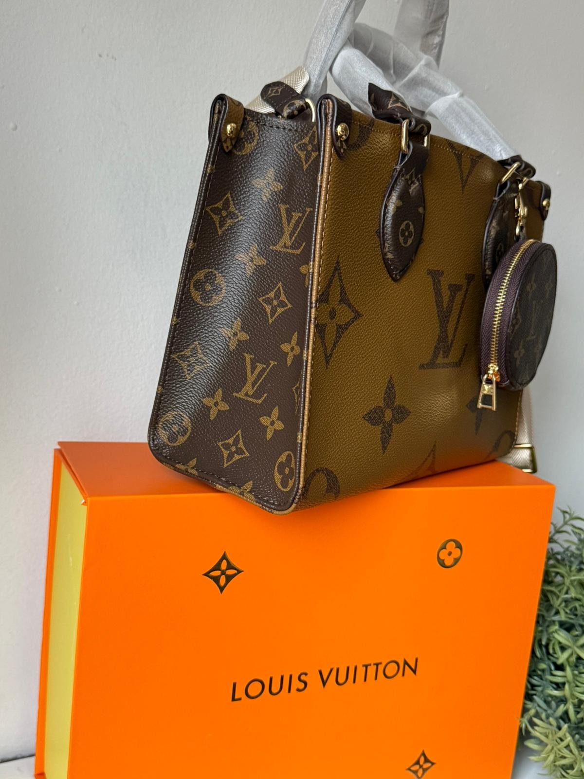 OnTheGo tote bag made from a mix of Monogram and Monogram Reverse canvas with detachable coin purse. - Image 3