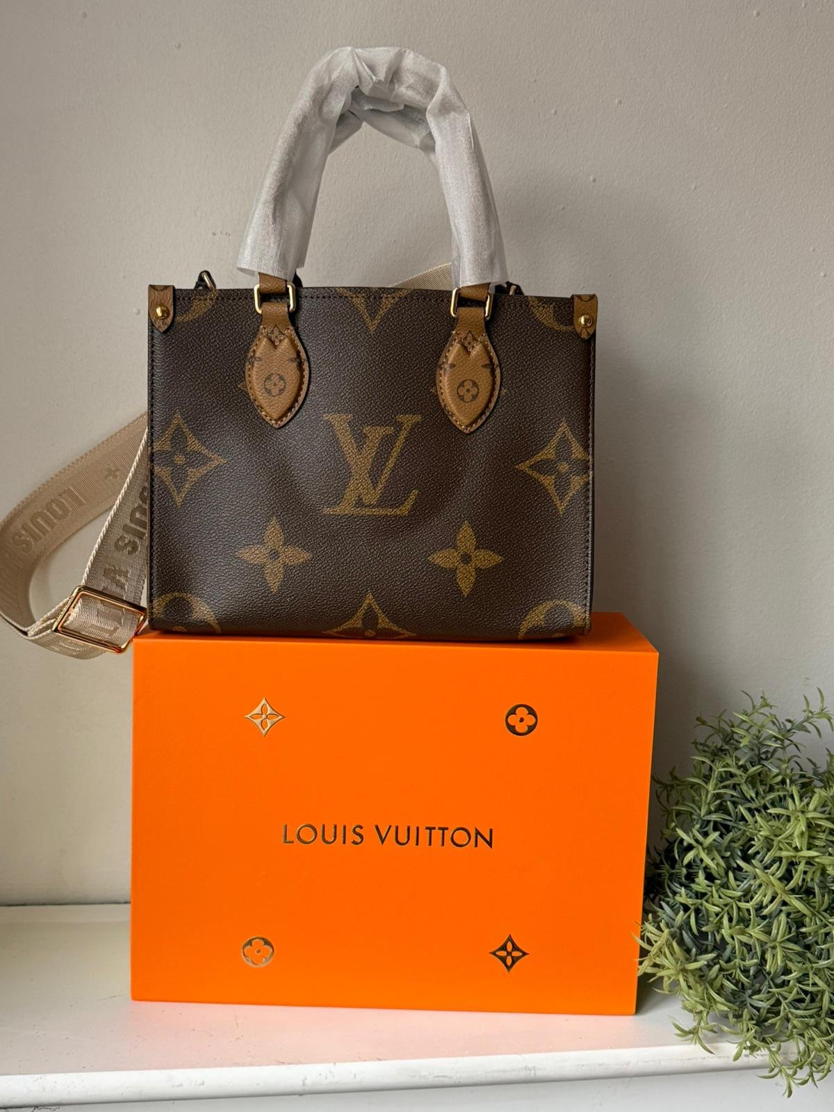 OnTheGo tote bag made from a mix of Monogram and Monogram Reverse canvas with detachable coin purse. - Image 2