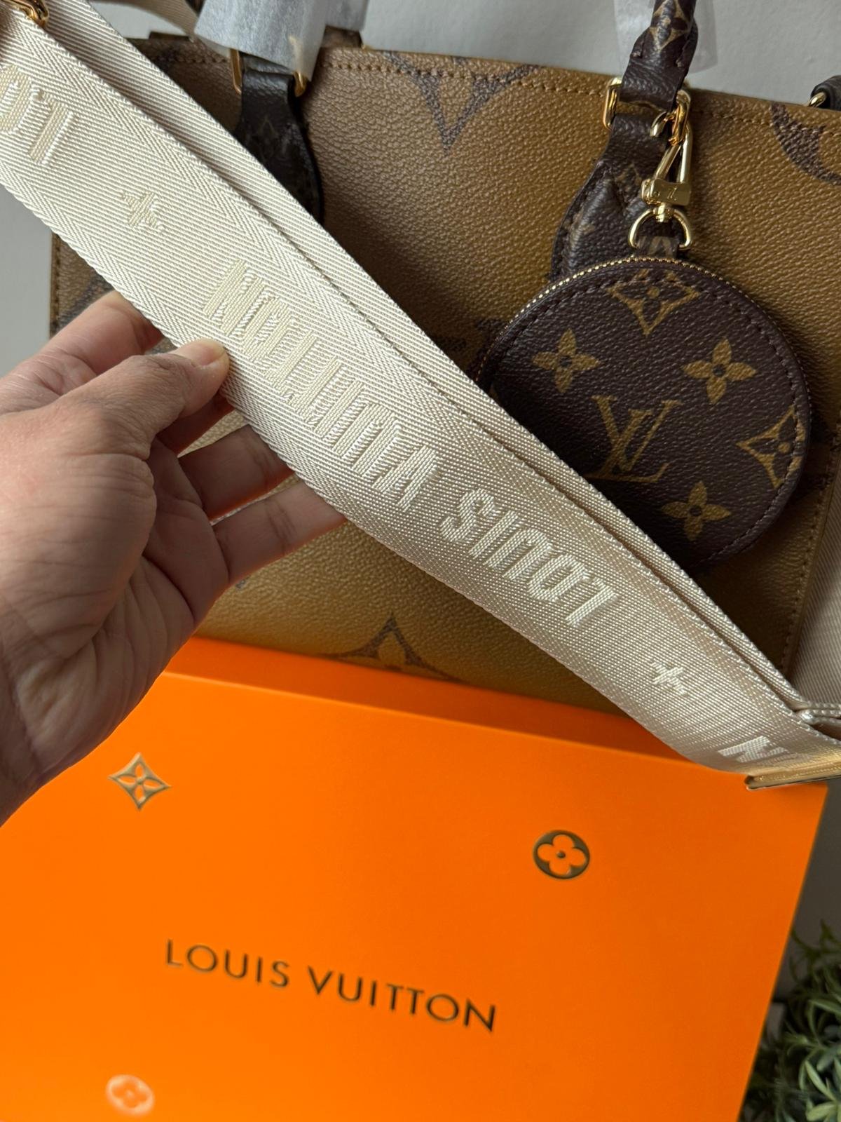 OnTheGo tote bag made from a mix of Monogram and Monogram Reverse canvas with detachable coin purse. - Image 7