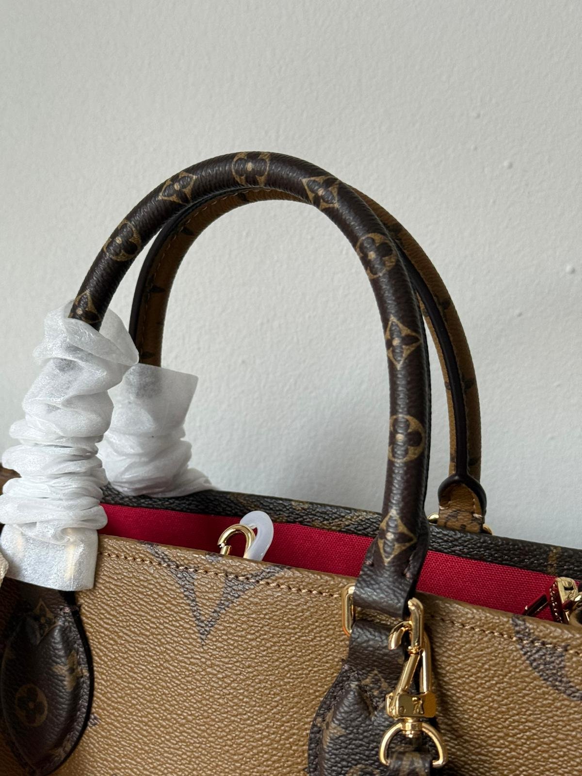 OnTheGo tote bag made from a mix of Monogram and Monogram Reverse canvas with detachable coin purse. - Image 9