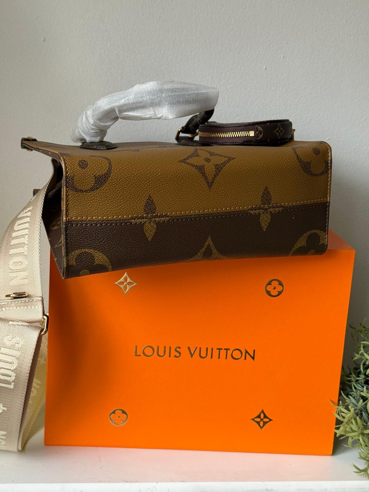 OnTheGo tote bag made from a mix of Monogram and Monogram Reverse canvas with detachable coin purse. - Image 10