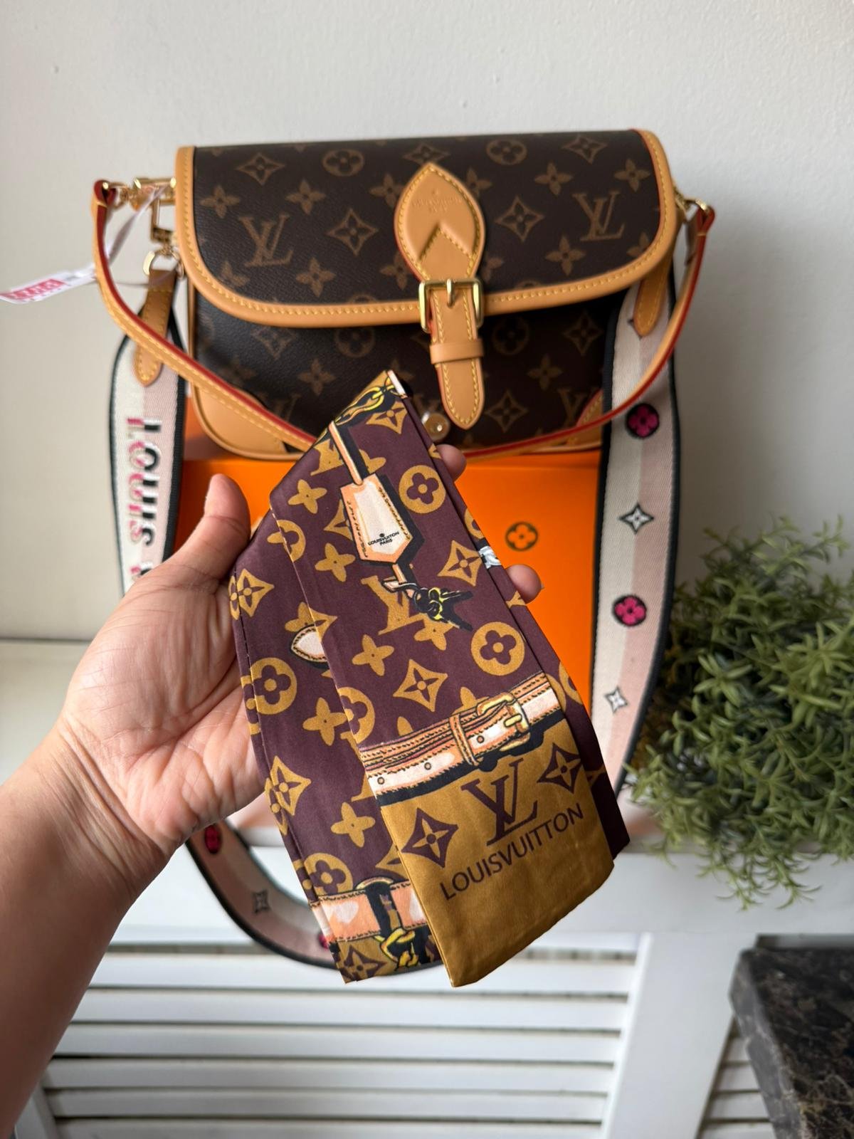 The Diane satchel in Monogram canvas and a well-organized interior. Non adjustable wide jacquard strap. - Image 11