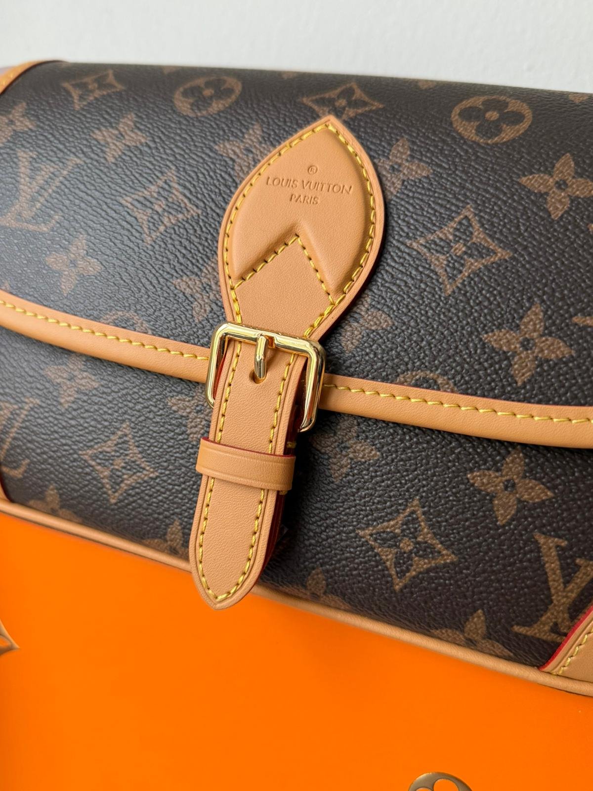 The Diane satchel in Monogram canvas and a well-organized interior. Non adjustable wide jacquard strap. - Image 7