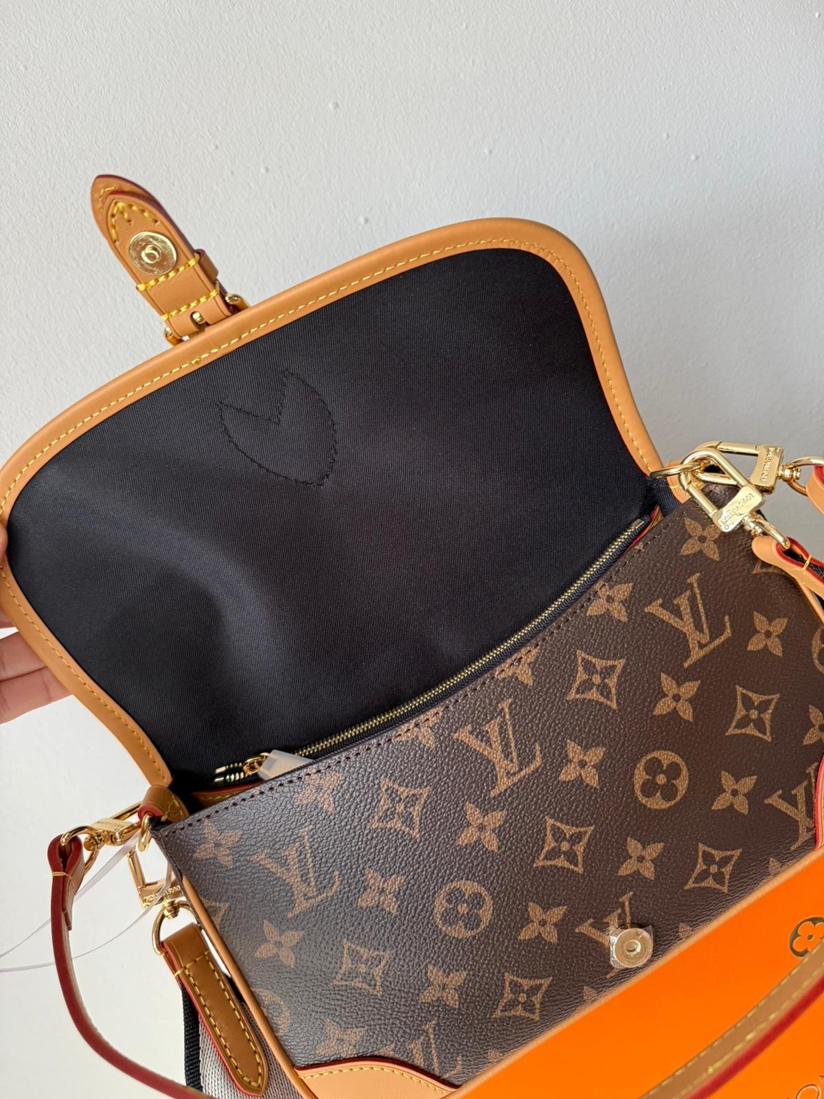 The Diane satchel in Monogram canvas and a well-organized interior. Non adjustable wide jacquard strap. - Image 8