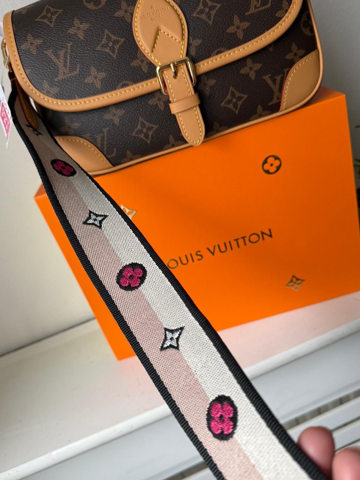 The Diane satchel in Monogram canvas and a well-organized interior. Non adjustable wide jacquard strap. - Image 10