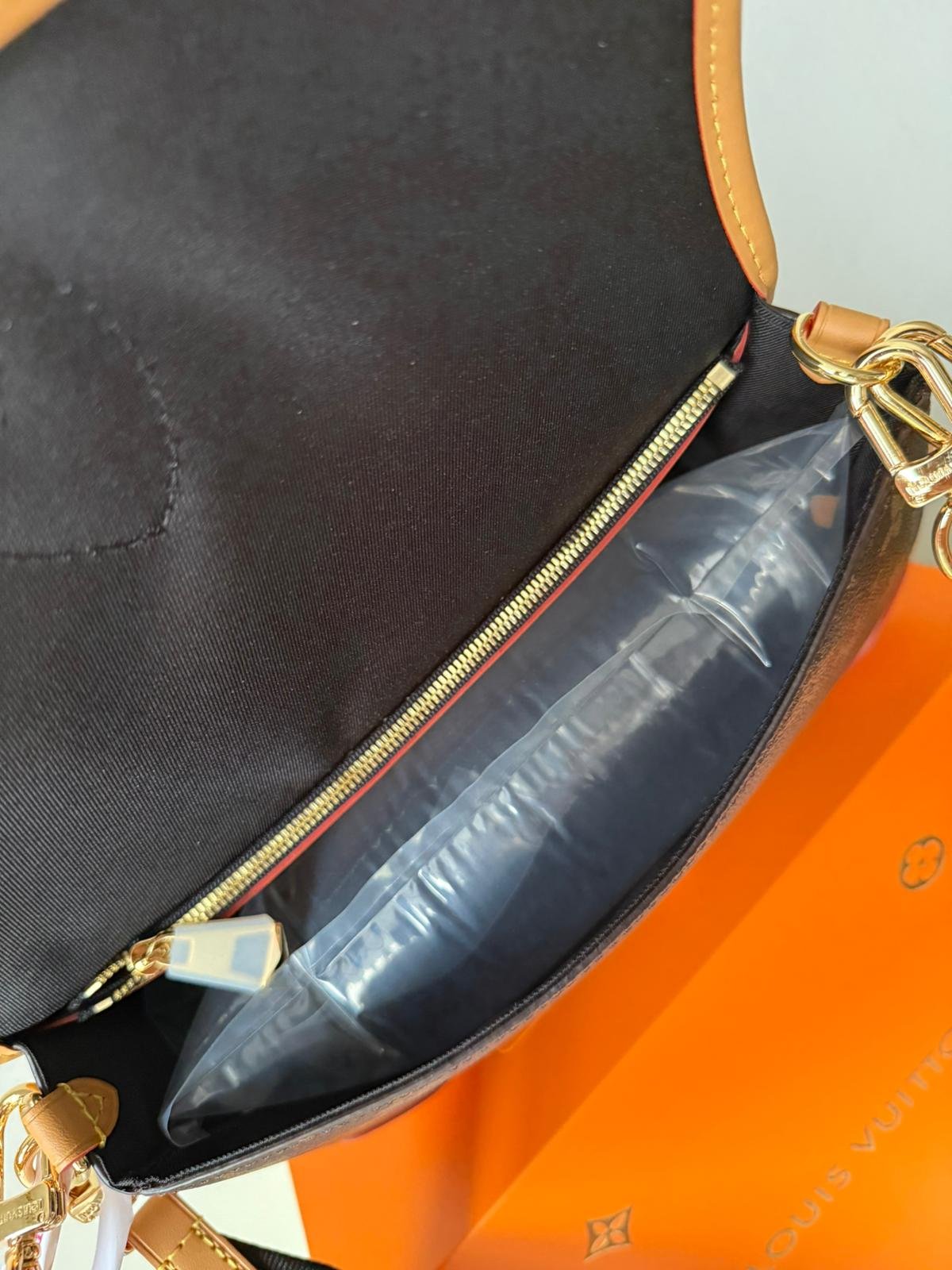 The Diane satchel in Monogram canvas and a well-organized interior. Non adjustable wide jacquard strap. - Image 6