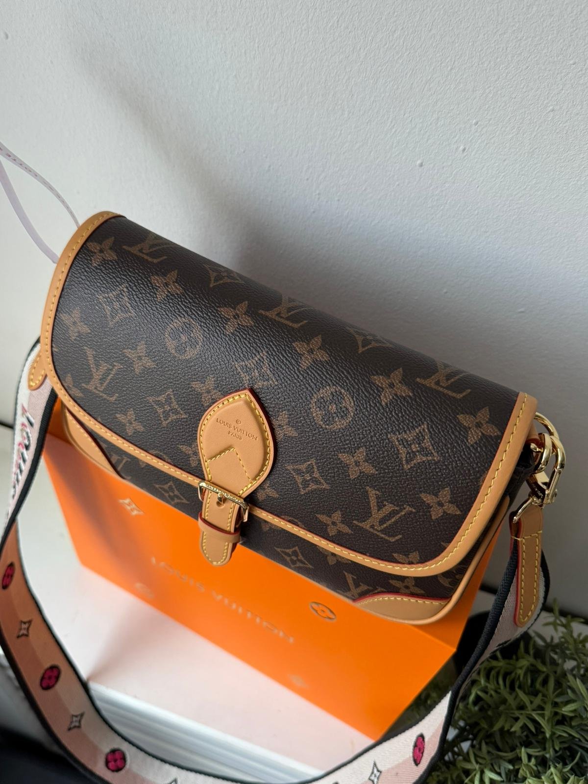 The Diane satchel in Monogram canvas and a well-organized interior. Non adjustable wide jacquard strap. - Image 4