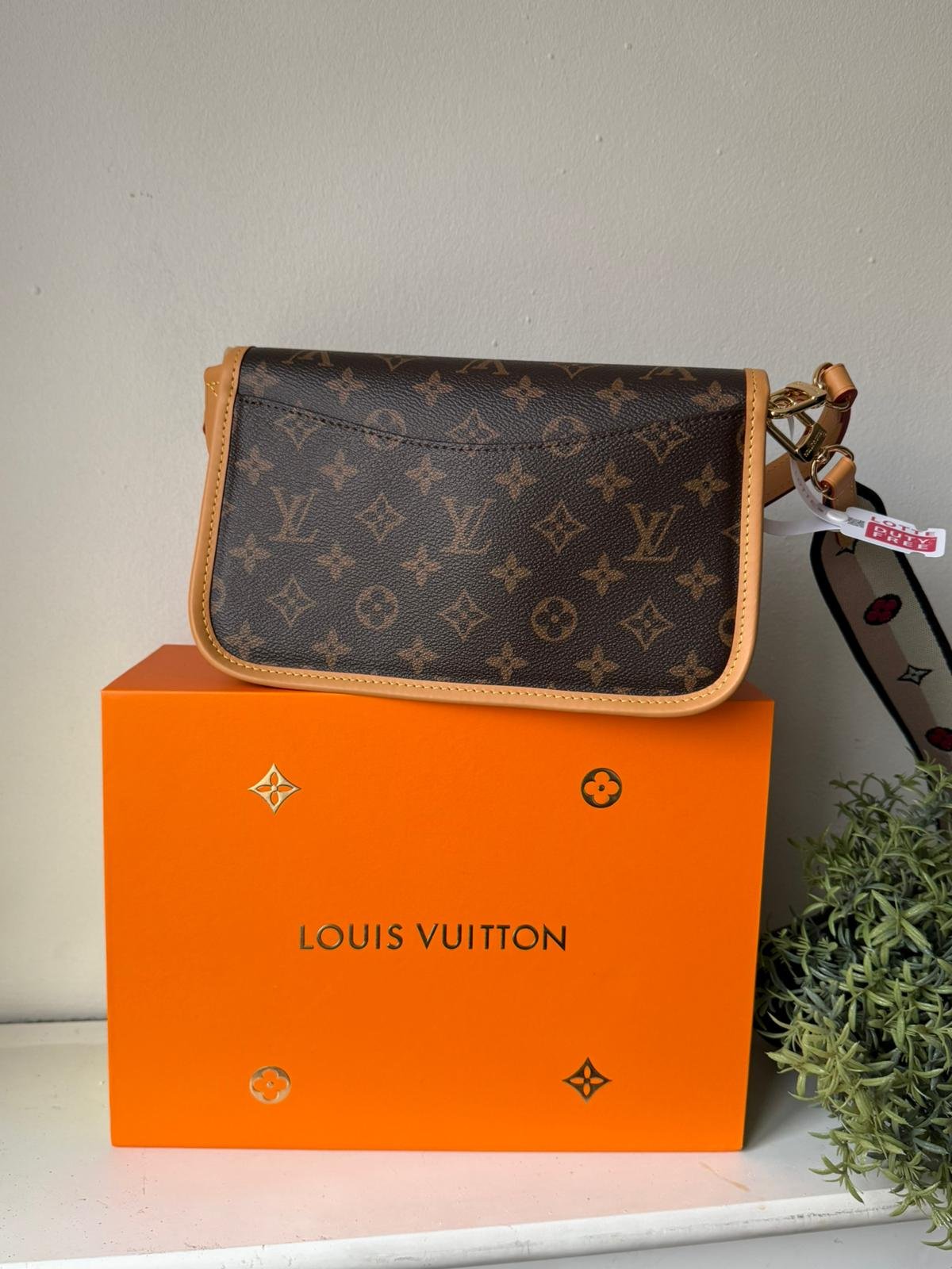 The Diane satchel in Monogram canvas and a well-organized interior. Non adjustable wide jacquard strap. - Image 3