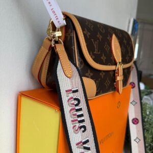 Alternative view of The Diane satchel in Monogram canvas and a well-organized interior. The exclusive wide jacquard strap reverses from a bold Louis Vuitton signature to a subtle Monogram Flower motif.