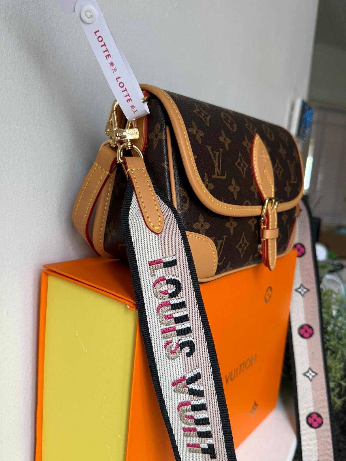 The Diane satchel in Monogram canvas and a well-organized interior. Non adjustable wide jacquard strap. - Image 2