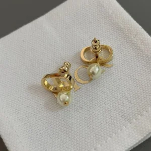 Drop earrings in gold with CD cut out with pearl.