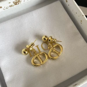 Drop earrings in gold with CD cut out.