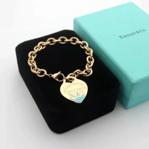 Alternative view of Link chain bracelet with heart pendant in silver / Gold /rose gold.