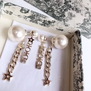 Alternative view of Trendy Dangle earrings with white pearls.