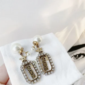 Drop earring with diamonds and pearls.